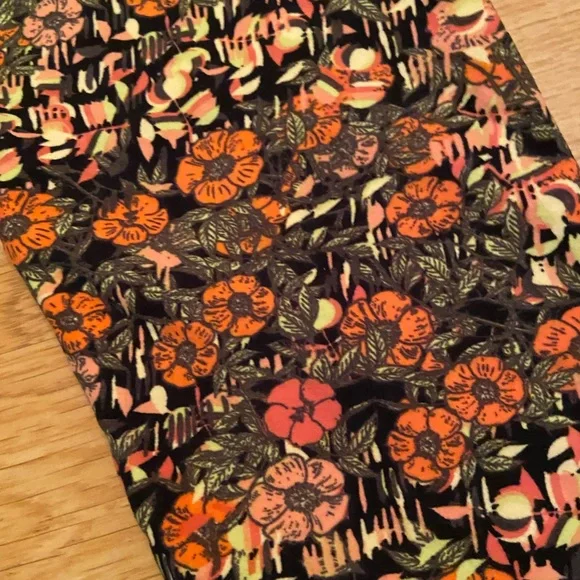 NWT LulaRoe Printed Leggings (Tall & Curvy) - Picture 3 of 4